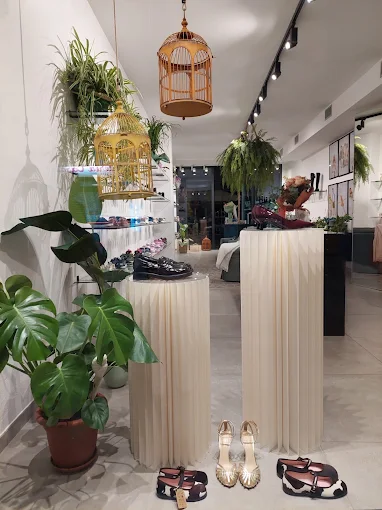 Interno Beauty Shoes — espositori e scarpe